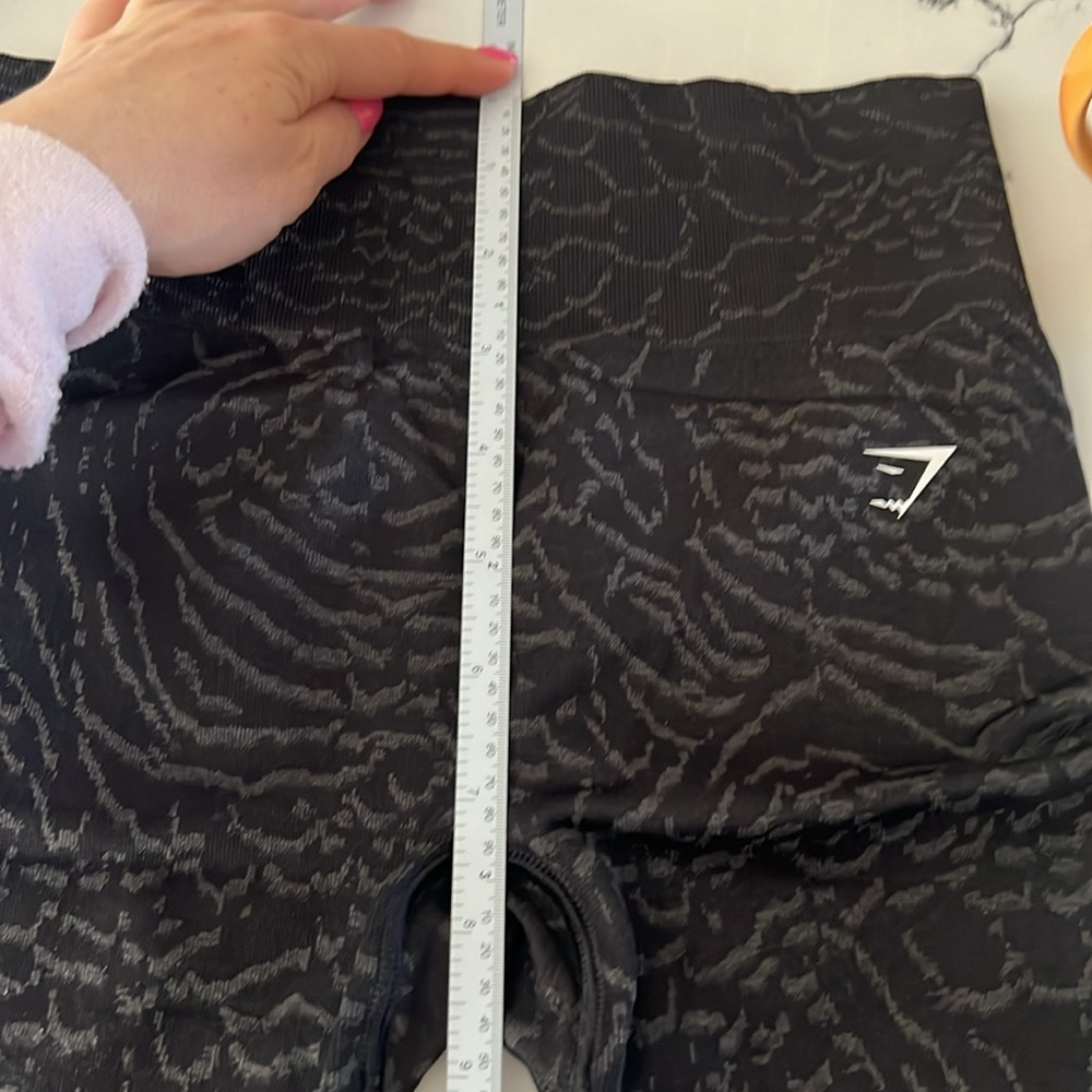 Black gymshark shorts with butt scrunch - Picture 5 of 6